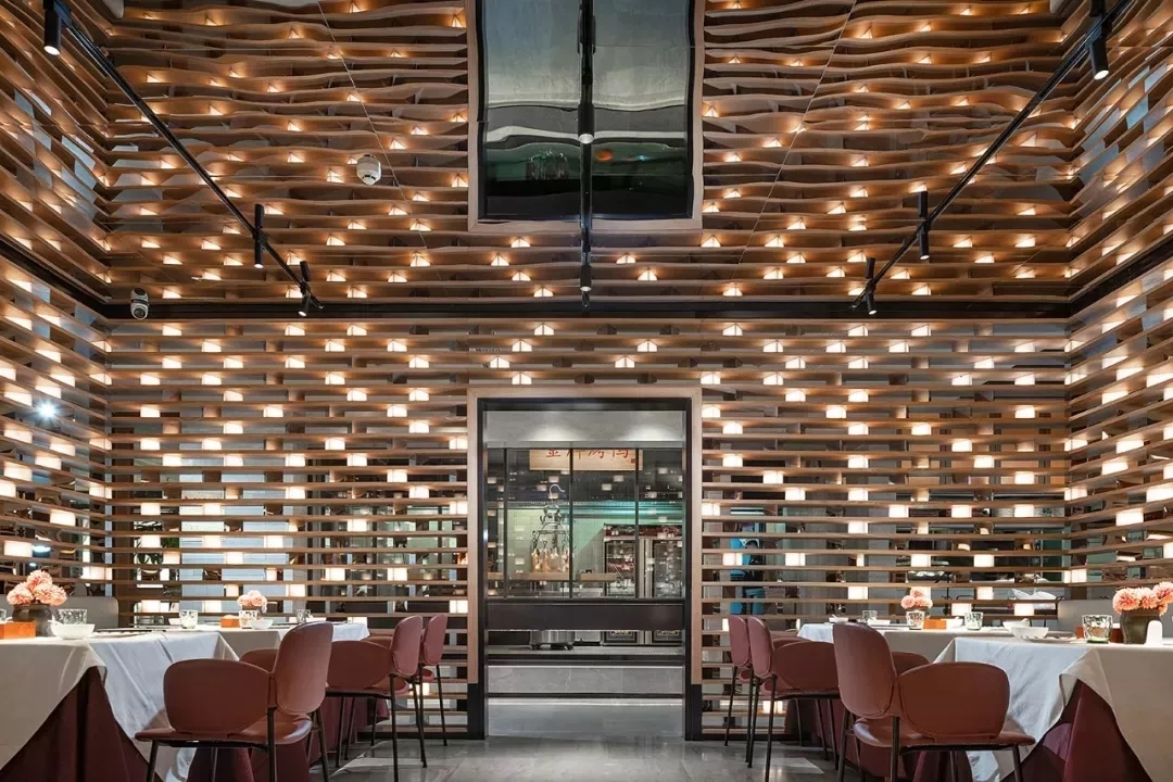 汕尾大鸭梨烤鸭店以全新的餐饮空间设计，冲破品牌桎梏，重塑品牌形象