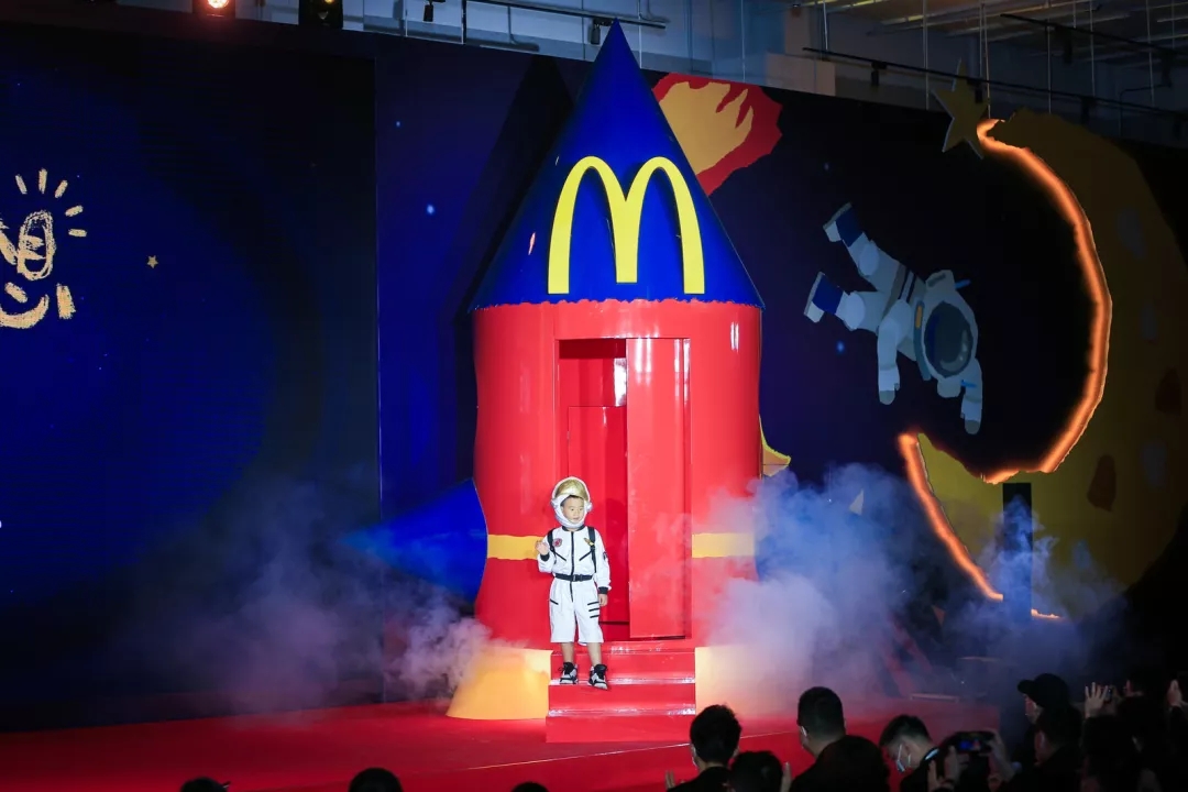 汕尾麦当劳中国为孩子“点亮梦想”，带你上天！